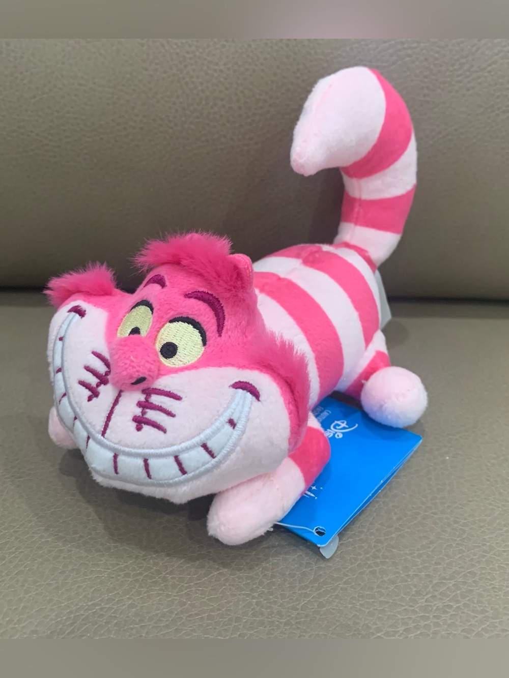 BNWT HK Disneyland Alice in the Wonderland Cheshire Cat Magnetic Shoulder Plush
